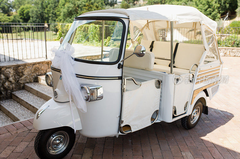TOSCANA, ITALUVintage wedding car，完美闪亮的保险杠反射